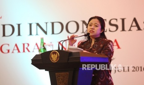 Menko Puan Maharani beraudiensi saat menjadi pembicara dalam Acara Pertemuan Nasional bertajuk 'Menata Ulang Dana Politik di Indonesia: Peluang Dana Politik Melalui Anggaran Negara' di kantir BPK RI, Jakarta, Senin (25/7).