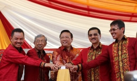 Menkokesra sekaligus Waketum Partai Golkar Agung Laksono (tengah).