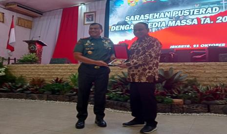 Menkominfo Budi Arie Setiadi dan Danpusterad Letjen Teguh Muji Angkasa di Gedung Chandraca, Markas Kopassus, Cijantung, Jakarta Timur, Senin (23/10/2023).