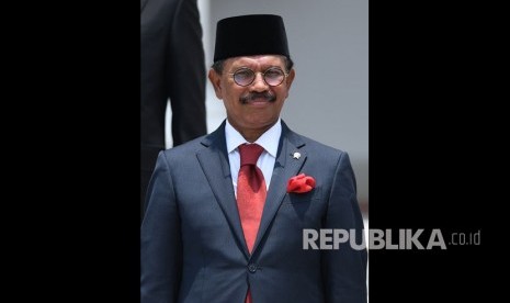 Menkominfo Johnny G Plate bersiap mengikuti foto bersama seusai pelantikan menteri Kabinet Indonesia Maju di Beranda Halaman Istana Merdeka, Jakarta, Rabu (23/10/2019).