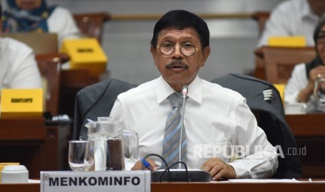 Menkominfo Johnny G. Plate menyampaikan paparannya saat mengikuti rapat kerja dengan Komisi I DPR di Kompleks Parlemen Senayan, Jakarta, Selasa (5/11/2019). 