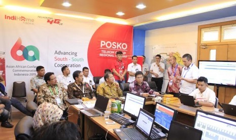   Menkominfo RI Rudiantara didampingi oleh CEO Telkom Group Alex J.Sinaga, Direktur Enterprise & Business Service Telkom Muhammad Awaluddin, dan Direktur Network Telkomsel Sukardi Silalahi mencek langsung kesiapan layanan ICT di Posko KAA Jabar di Witel Ja