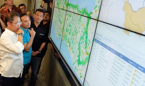 Menkominfo Rudiantara didampingi Direktur Service Management XL, Ongki Kurniawan menyaksikan live map BTS di pusat monitoring jaringan XL, Kamis malam (16/7)