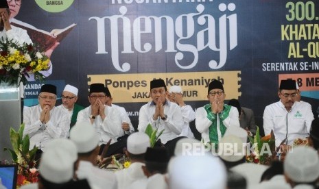 Menkominfo Rudiantara (kedua kiri), Sekjen DPP PKB Abdul Kadir Karding (tengah), Inisiator Nusantara Mengaji Muhaimin Iskandar (kedua kanan) berdoa saat penutupan Nusantara Mengaji di Ponpes Alkenaniyah, Jakarta, ahad (8/5).  (Republika/Tahta Aidilla)