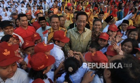 Menkominfo Rudiantara (kempat kiri) bersama Gubernur DI Yogyakarta Sri Sultan HB X (tengah) dan Rektor UGM Panut Mulyono (ketiga kanan) menyapa pelajar saat Aubade Pancasila 2019 di Balairung Universitas Gadjah Mada (UGM), Sleman, DI Yogyakarta, Rabu (14/8/2019).