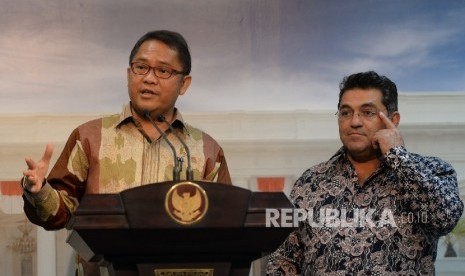 Menkominfo Rudiantara (kiri) bersama Pemilik Plug and PlaySaeed Amidi melakukan konferensi pers usai diterima oleh Presiden Joko Widodo di Istana Merdeka, Jakarta, Selasa (15/11). 