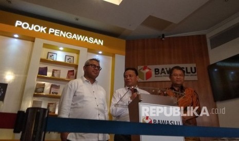 Menkominfo Rudiantara memberikan keterangan pers bersama dengan Ketua Bawaslu Abhan dan Ketua KPU Arief Budiman di Kantor Bawaslu,  Thamrin,  Jakarta Pusat,  Selasa (9/1). Ketiga lembaga tersebut sepakat melakukan penanganan bersama atas kampanye hitam lewat media sosial dalam Pilkada Serentak 2018.