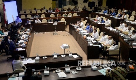 Menkominfo Rudiantara menghadiri rapat kerja dengan komisi II DPR di Kompleks Parlemen Senayan, Jakarta (Ilustrasi)