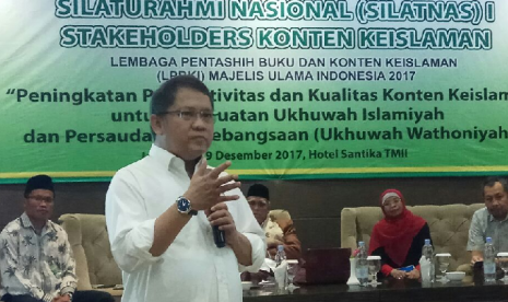 Menkominfo Rudiantara sedang memberikan materi tentang konten sosmed pada acara Silatnas I Stakeholders Konten Keislaman yang diselenggarakan LPBKI MUI, Jumat (8/12) di Jakarta.