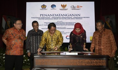 Menkominfo Rudiantara (tengah) dan Dirut Penjaminan Infrastruktur Indonesia Sinthya Roesly (kedua kanan) menandatangani nota kesepahaman proyek Palapa Ring Paket Tengah disaksikan Menko Perekonomian Darmin Nasution (kanan), Menkeu Bambang Brodjonegoro (kir