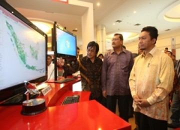 Menkominfo Tifatul Sembiring (kanan) didampingi Direktur Utama Telkomsel Sarwoto Atmosutarno (tengah) dan VP Special Area Development Telkomsel Bambang Utomo memonitor desa-desa terpencil yang sudah terlayani akses telekomunikasi dan informatika melalui pr