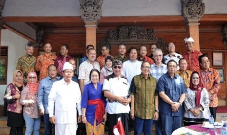 Menkop AAGN Puspayoga melakukan dialog dengan  Forkom KBI di rumahnya, Puri Agung Denpasar guna mendengarkan berbagai gagasan dan program kerja Forkom KBI. Di antaranya gagasan Cooperative Incorporated (CI). 