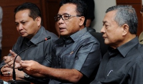 Coordinating Minister of Political, Legal and Security Affairs Djoko Suyanto (center)