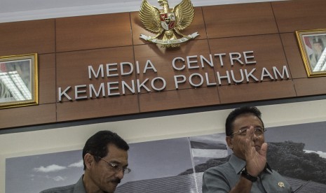 Menkopolhukam Djoko Suyanto (kanan) bersama Mendagri Gamawan Fauzi usai memberi keterangan pers di Kantor Menkopolhukam, Jakarta.