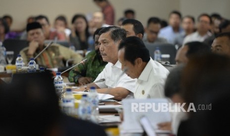 Menkopolhukam Luhut B Panjaitan bersama Kepala BIN Sutiyoso saat rapat kerja bersama Komite 1 DPD RI di Komplek Parlemen Senayan, Jakarta, Selasa (9/2).  (Republika/WIhdan)