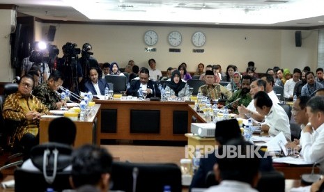 Menkopolhukam Luhut B Panjaitan bersama Kepala BIN Sutiyoso saat rapat kerja bersama Komite 1 DPD RI di Komplek Parlemen Senayan, Jakarta, Selasa (9/2).  (Republika/WIhdan)