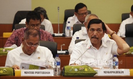 Menko Polhukam Luhut Binsar Panjaitan (kanan) bersama Menteri Pertahanan Ryamizard Ryacudu saat menghadiri Rapat Gabungan dengan Komisi I dan Komisi III DPR di Kompleks Parlemen, Senayan, Jakarta, Senin (15/2). (Republika/Rakhmawaty La’lang)