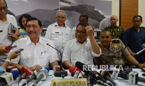 Menkopolhukam Luhut Binsar Panjaitan (kiri), Menkominfo Rudiantara (tengah) dan Wakapolda Brigjen Pol Nandang Jumantara (kanan) memberikan keterangan kepada media saat menggelar konferensi pers di Media Center Menkopolhukam, Jakarta, Selasa (22/3).