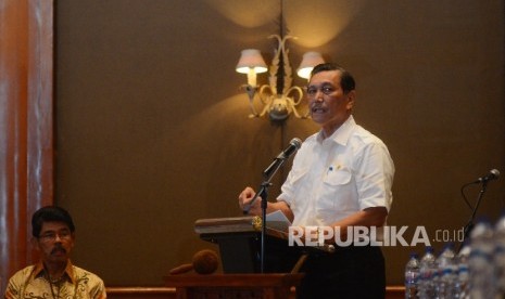  Menkopolhukam Luhut Binsar Panjaitan memberikan pemaparan saat menghadiri Simposium Nasional yang bertemakan 