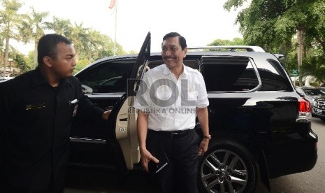  Menkopolhukam, Luhut Pandjaitan tiba di Gedung Kemenkopolhukam untuk mengikuti rapat bersama di Jakarta, Senin (30/11). 