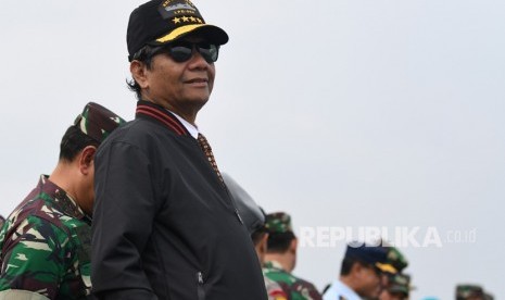 China Ingin Selesaikan Masalah Natuna Secara Baik-Baik. Foto: Menkopolhukam Mahfud MD berada di geladak heli KRI Semarang-594 saat akan mengikuti joy sailing di Faslabuh Ranai, Selat Lampa, Natuna, Kepulauan Riau, Rabu (15/1/2020).