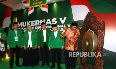 Menkopolhukam Mahfud MD (kanan) disaksikan Plt Ketum PPP Suharso Monoarfa (kedua kanan) dan Sekjen DPP PPP Arsul Sani (ketiga kanan) secara simbolis memukul gong sebagai tanda pembukaan Musyawarah Kerja Nasional ke-V PPP, di Jakarta, Sabtu (14/12/2019).