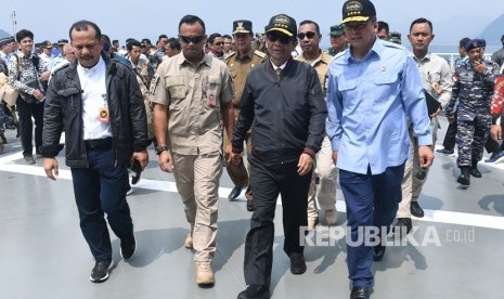 Menkopolhukam Mahfud MD (kedua kanan) berbincang dengan Menteri Kelautan dan Perikanan Edhy Prabowo (kanan) disela-sela joy sailing di geladak KRI Semarang-594 melintas di Laut Natuna, Rabu (15/1/2020).