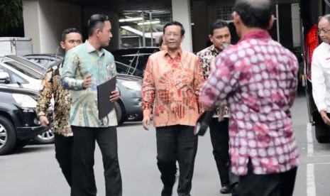 Menkopolhukam, Mahfud MD (Kedua Kiri)