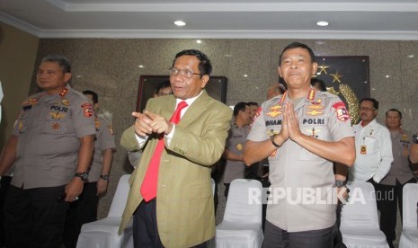 Menkopolhukam Mahfud MD bersama Kapolri Jenderal Idham Azis (kanan) di Rupatama Mabes Polri, Jakarta Selatan, Kamis (12/12/2019). 