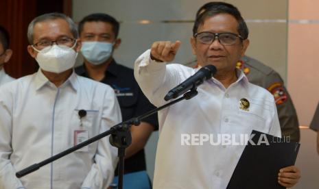 Menkopolhukam Mahfud MD memberikan keterangan pers terkait kasus korupsi di Papua di Kantor Kemenko Polhukam, Jakarta, Senin (19/9/2022). Dalam keterangannya Mahfud menghimbau kepada Gubernur Papua Lukas Enembe untuk kooperatif dalam mengikuti proses pemeriksaan terkait dugaan korupsi yamg melibatkaan dirinya serta menegaskan hal tersebut tidak terkait dengan unsur-unsur politis.