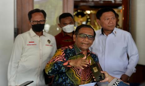 Menkopolhukam Mahfud MD memberikan keterangan usai menerima audiensi dengan Ayah mendiang Nofriansyah Yosua Hutabarat (Brigadir J) Samuel Hutabarat bersama Persatuan Marga Hutabarat dan Hutabarat Lawyers di Kemenkopolhukam, Jakarta.