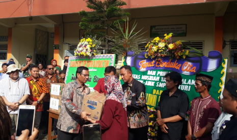 Menkopolhukam, Mahfud MD, saat menemui keluarga korban hanyut Sungai Sempor di SMPN 1 Turi, Sabtu (22/2).