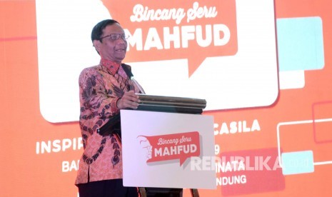 Menkopolhukam Mahfud MD tampil pada acara Bicang Seru Mahfud, di Gedung Graha Sanusi, Universitas Padjadjaran (Unpad), Jalan Dipaiukur, Kota Bandung, Rabu (30/10).