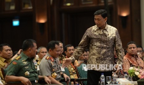  Menkopolhukam Wiranto (dari kanan) 