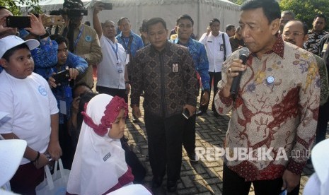 Menkopolhukam Wiranto (kanan) berbincang dengan siswa SD saat menghadiri peringatan Hari Anti Narkotika Internasional (HANI) 2018 di Balai Besar Rehabilitasi BNN, Lido, Kabupaten Bogor, Jawa Barat, Kamis (12/7). 