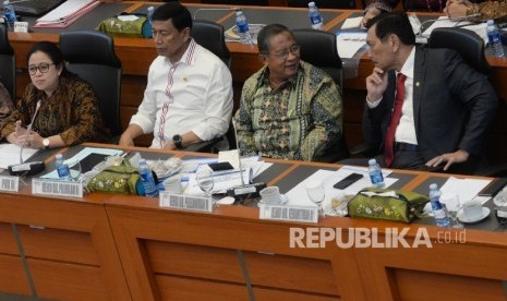 Menkopolhukam Wiranto (kedua kiri) bersama Menko PMK Puan Maharani (kiri), Menko Perekonomian Darmin Nasution (kedua kanan), dan Menko Kemaritiman Luhut Pandjaitan (kanan) mengikuti rapat kerja dengan Badan Anggaran DPR di Kompleks Parlemen Senayan, Jakarta, Rabu (13/9). 