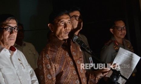 Menkopolhukam Wiranto (kedua kiri) bersama Menteri Dalam Negeri Tjahjo Kumolo (kedua kanan), Menkumham Yasonna Laoly (kiri) dan Kapolri Tito Karnavian (kanan) memberikan keterangan kepada awak media saat menggelar konferensi pers di Gedung Menkopolhukam, Jakarta, Senin (8/5).