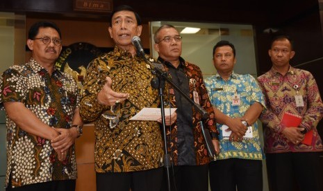 Menkopolhukam Wiranto (kedua kiri) memberikan keterangan terkait isu pro dan kontra pembubaran ormas Hizbut Tahrir Indonesia (HTI) di Jakarta, Jumat (12/5).