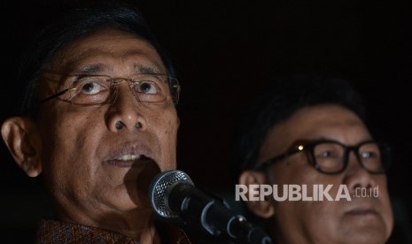  Menkopolhukam Wiranto (kiri) bersama Menteri Dalam Negeri Tjahjo Kumolo (kanan) memberikan keterangan kepada awak media saat menggelar konferensi pers di Gedung Menkopolhukam, Jakarta, Senin (8/5). 