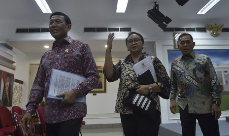 Menkopolhukam Wiranto (kiri) bersama Menteri Luar Negeri Retno Marsudi (tengah) dan Menteri Pertahanan Ryamizard Ryacudu (kanan) meninggalkan kantor Presiden usai menyampaikan keterangan pers terkait kerjasama militer Indonesia-Australia di Jakarta, Kamis 