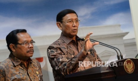 Menkopolhukam Wiranto (tengah).