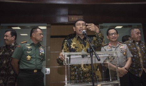 Menkopolhukam Wiranto (tengah) didampingi Menteri Pertahanan Ryamizard Ryacudu (kanan), Panglima TNI Jenderal TNI Gatot Nurmantyo (kedua kiri), Kapolri Jenderal Pol Tito Karnavian (kedua kanan), dan Kepala Badan Intelijen Negara (BIN) Jenderal Pol Budi Gunawan (kiri) memberikan keterangan pers usai rapat tertutup terkait pembelian senjata api di Kemenko Polhukam, Jakarta, Jumat (6/10).