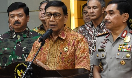 Menkopolhukam Wiranto (tengah) didampingi Panglima TNI Marsekal TNI Hadi Tjahjanto (kiri) dan Kepala Badan Nasional Penanggulangan Terorisme Komjen Polisi Suhardi Alius, memberikan keterangan kepada wartawan seusai memimpin rapat koordinasi bidang Polhukam, di Kantor Kemenkopolhukam Jakarta, Jumat (19/7/2019).