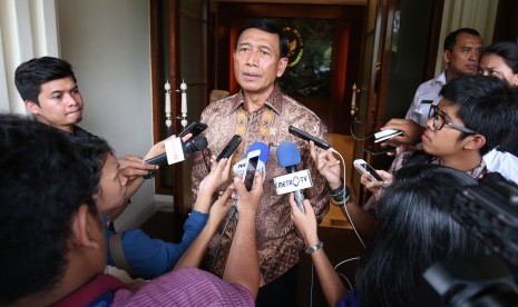 Menkopolhukam Wiranto (tengah) 