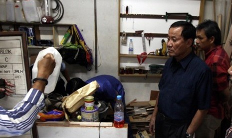 Menkumham Amir Syamsudin (kanan) melakukan sidak di tempat perbengkelan di LP Narkotika Cipinang, Jakarta Timur, Selasa (6/8)