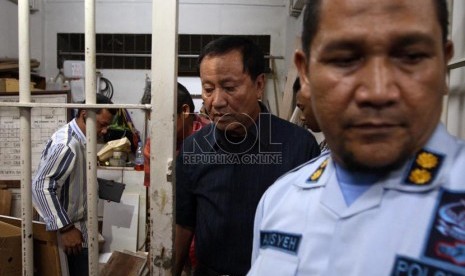  Menkumham Amir Syamsudin (tengah) melakukan sidak di tempat perbengkelan di LP Narkotika Cipinang, Jakarta Timur, Selasa (6/8).  (Republika/Adhi Wicaksono)