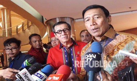 Menkopolhukam Wiranto (kanan) dan Menkumham Yasonna Laoly.