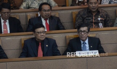  Menkumham Yasonna Laoly (kanan) dan Menteri Dalam Negeri (Mendagri) Tjahjo Kumolo (kiri) mengikuti rapat paripurna pengambilan keputusan RUU Pemilu di kompleks parlemen, Jakarta, Kamis (20/7).