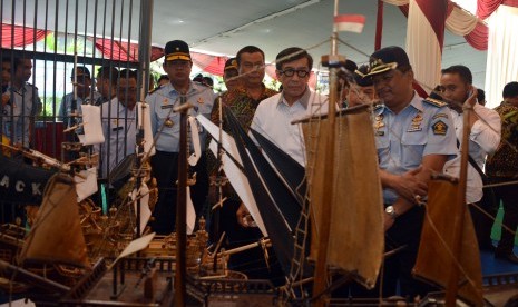 [ilustrasi] Menkumham Yasonna Laoly (ketiga kanan) melihat hasil kerajinan warga binaan dalam kunjungan kerja di Lapas Klas 1 Surabaya di Porong, Sidoarjo, Jawa Timur, Kamis (31/3).