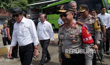 Menkumham Yasonna Laoly (kiri), bersama Kapolri Tito Karnavian (kanan), melakukan penyeberangan menuju Pulau Nusakambangan untuk meninjau Lapas High Risk, melalui dermaga penyeberangan Wijayapura, Cilacap, Jawa Tengah, Jumat (22/12). 